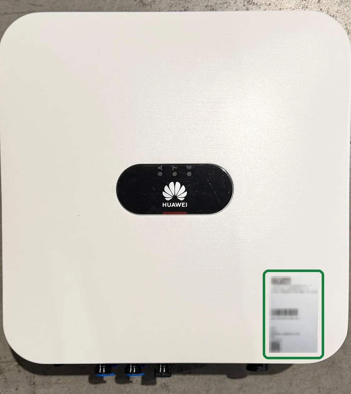 Invertorul Huawei montat, cu eticheta încadrată în dreapta jos
