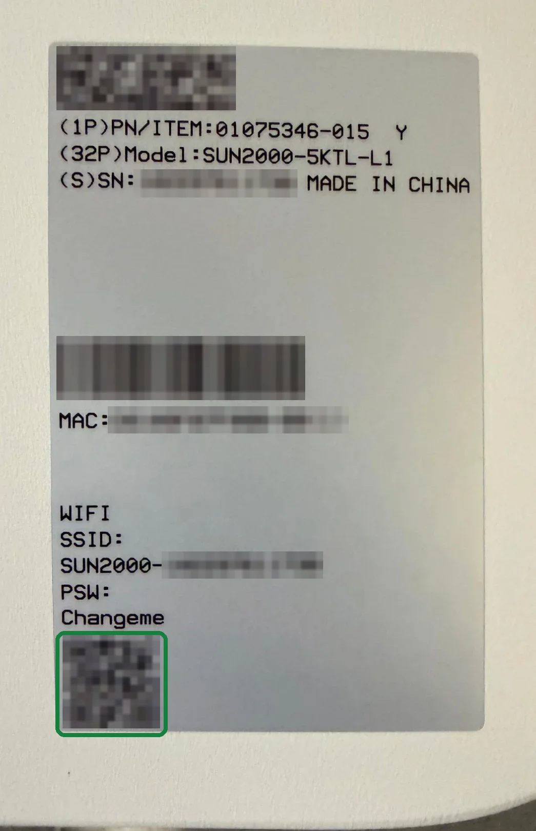 Eticheta invertorului, cu codul QR de scanat încadrat, sub rândurile WIFI, SSID și PSW