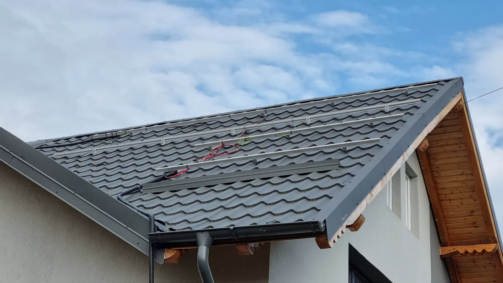 Instalatie Fotovoltaica Hybrid | Conectata – 5kW — Slanic Prahova Judet Prahova, fotografia 3