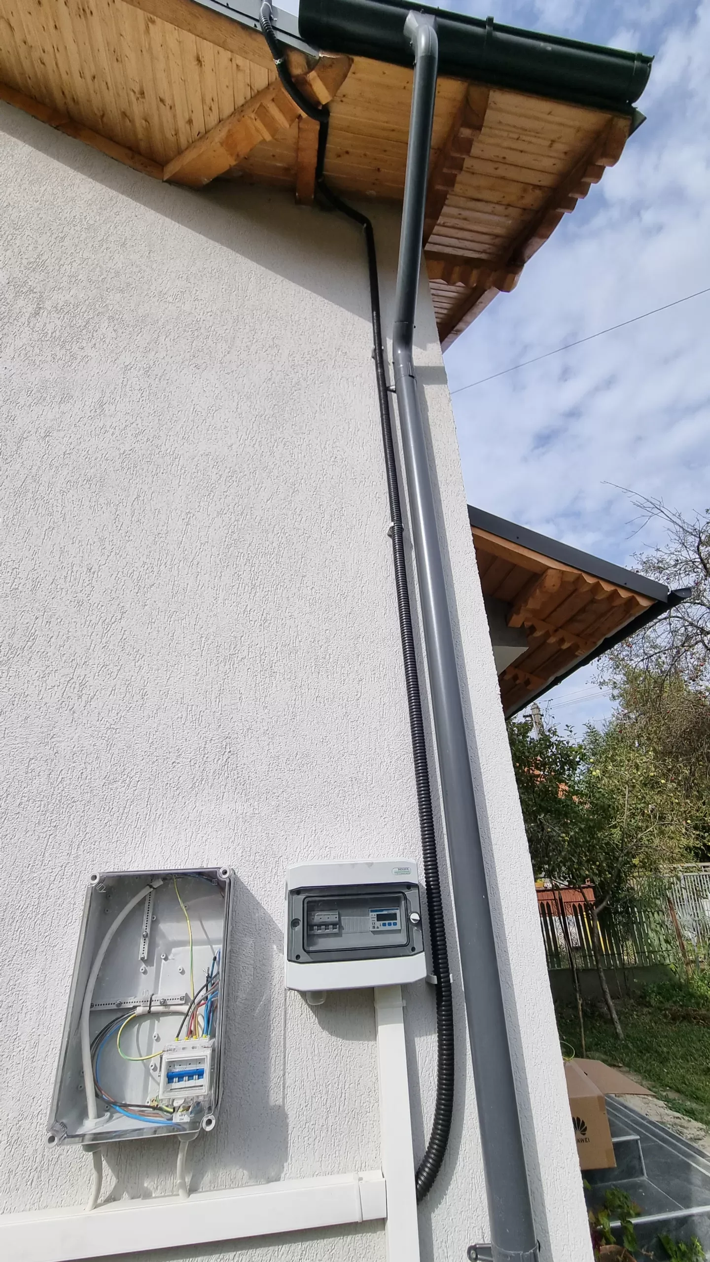 Instalatie Fotovoltaica Hybrid | Conectata – 5kW — Slanic Prahova Judet Prahova, fotografia 5