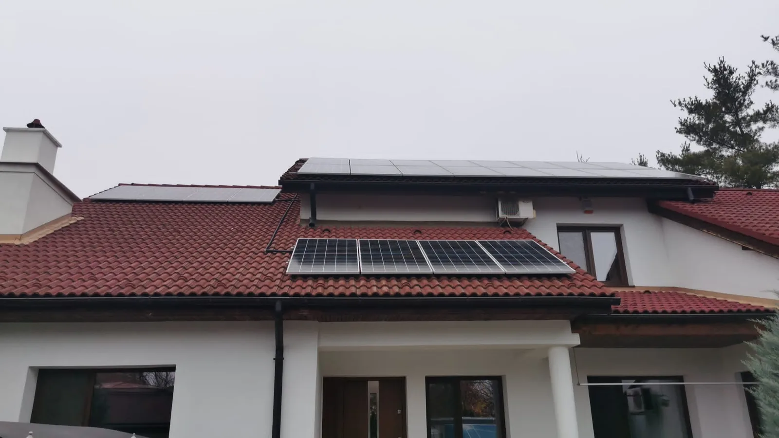 Instalatie Fotovoltaica Hybrid cu stocare – 10kW — Sectorul 6, București, fotografia 3
