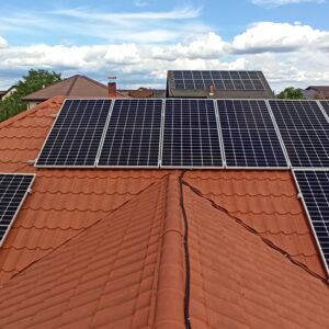 Sistem fotovoltaic instalat pe un acoperis