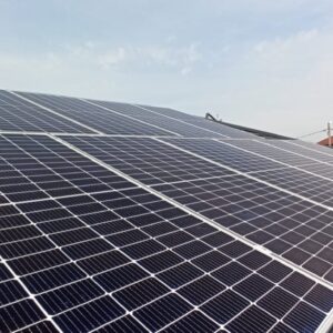 Sistem fotovoltaic instalat pe un acoperis