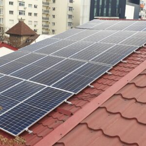 Sistem fotovoltaic instalat pe un acoperis