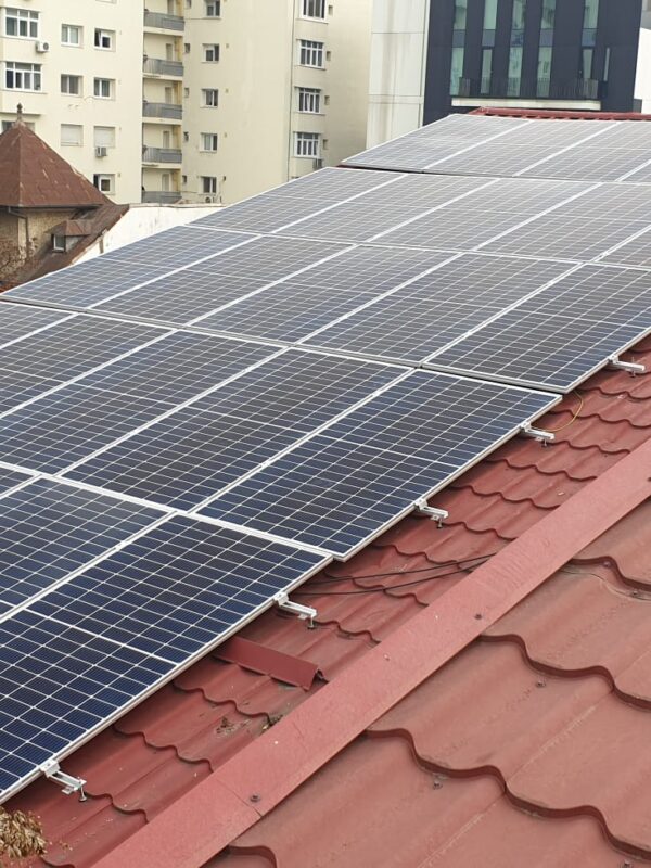Sistem fotovoltaic instalat pe un acoperis