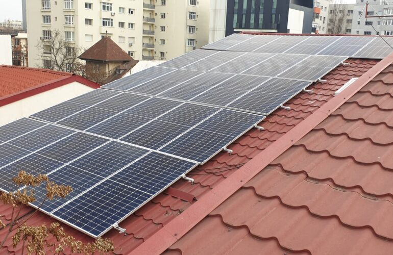 Sistem fotovoltaic instalat pe un acoperis