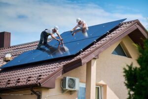 montare panouri fotovoltaice pe acoperiș 