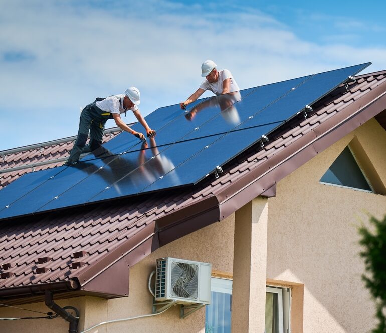 montare panouri fotovoltaice pe acoperiș 