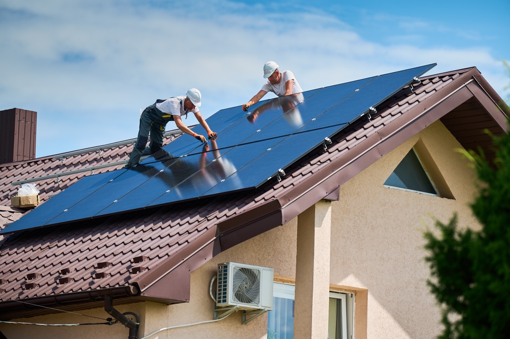 montare panouri fotovoltaice pe acoperiș 