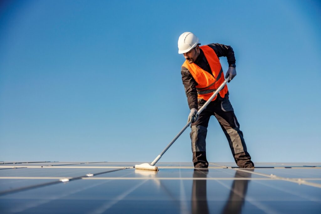 curatarea panourilor fotovoltaice