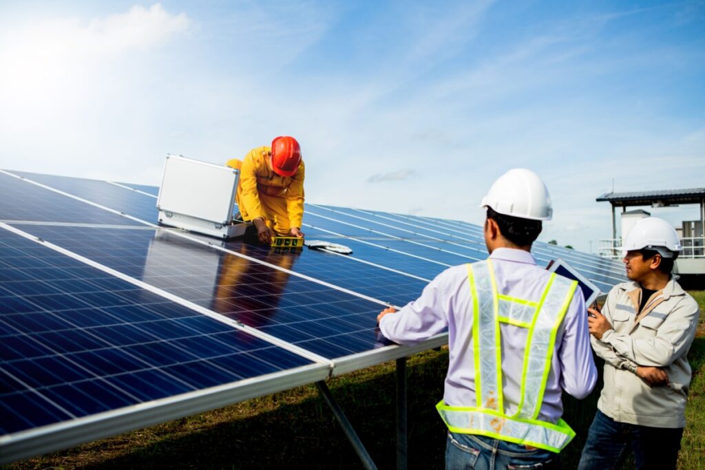 mentenanță sisteme fotovoltaice montate pe sol