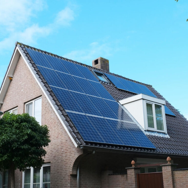 panouri fotovoltaice montate pe casă