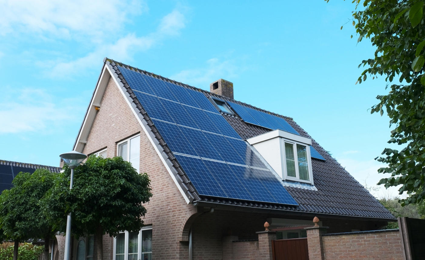 panouri fotovoltaice montate pe casă