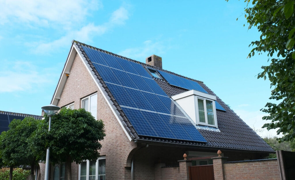 sistem fotovoltaic montat pe casă